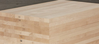 Gestapelte Massivholzplatten mit durchgehenden Lamellen, ideal für den Möbel- und Innenausbau.