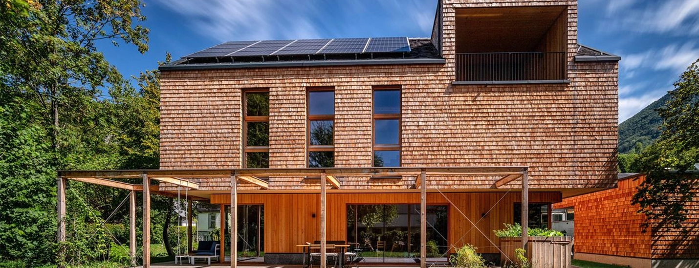 Modernes Wohnhaus mit Holzfassade