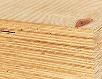 Gestapelte Bausperrholzplatten mit sichtbarer Schichtenverleimung und natürlicher Holzmaserung.