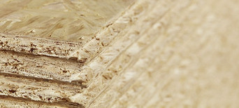 OSB-Platten mit grober Spanstruktur, stabil und vielseitig einsetzbar für Bau- und Innenausbauprojekte.